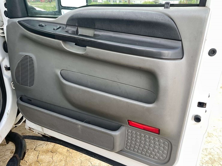 2005-ford-f550-image-18
