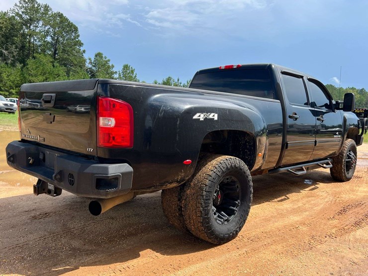 2012-chevrolet-silverado-3500-ltz-image-3