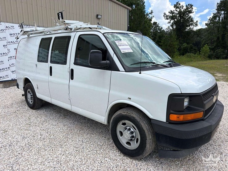 2017-chevrolet-express-2500-image-2