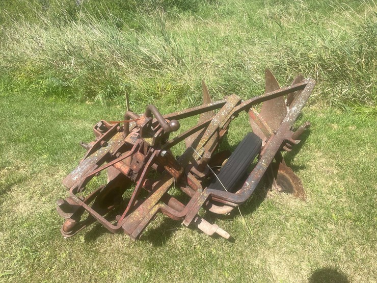 #1638-•-3-bottom-moldboard-plow-image-3