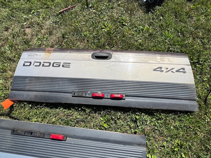 #5733-•-(2)-dodge-4x4-tailgates-image-3