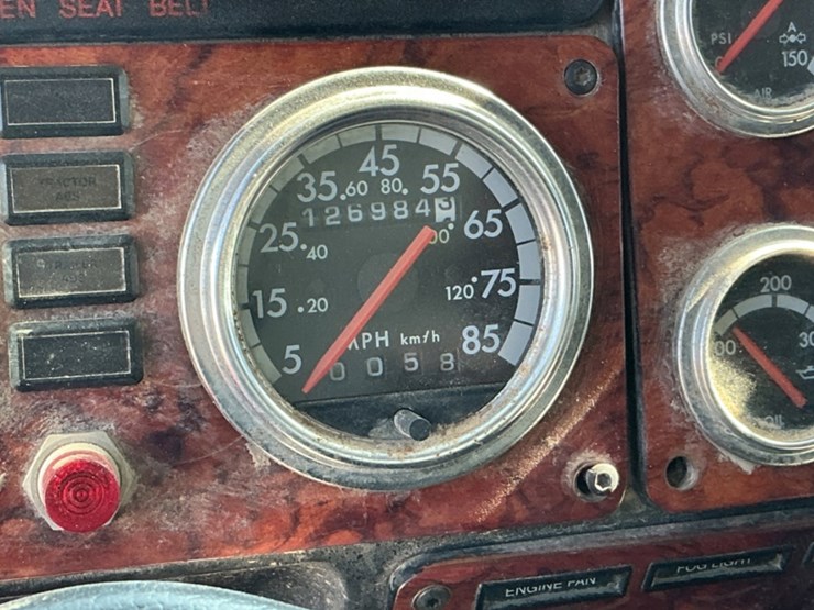 2007-freightliner-classic-120-image-18