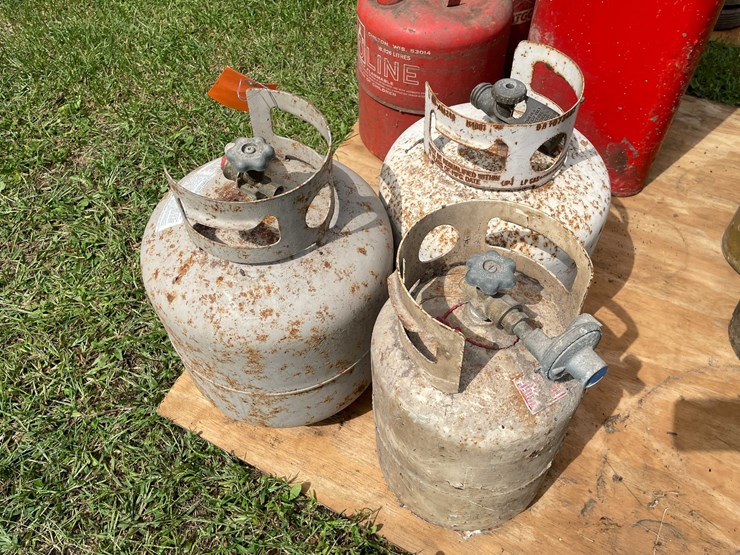 #1663-•-(3)-propane-tanks-image-1