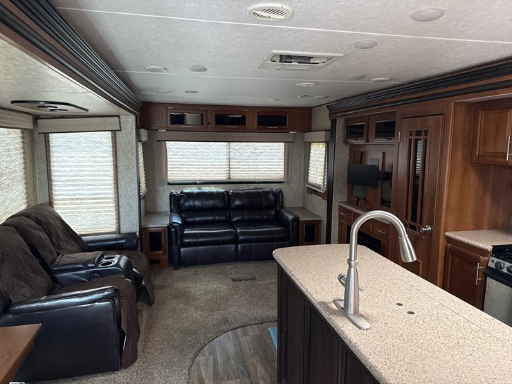 #205-•-2018-forest-river-lacrosse-luxury-lite-lct324rst-travel-image-21