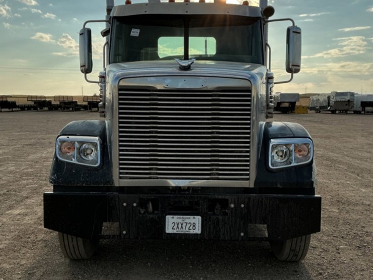 2011-freightliner-coronado-122-sd-image-4