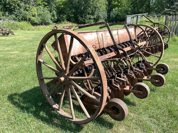 #1626-•-vintage-empire-jr.-grain-drill-image-2