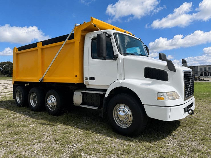 #258-•-2015-volvo-vnm-tri-axle-dump-truck-image-13