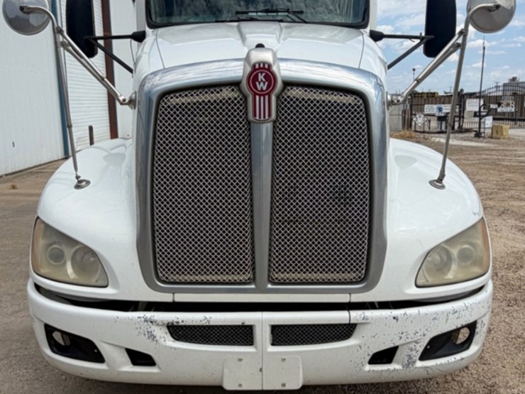 2011-kenworth-t660-image-2