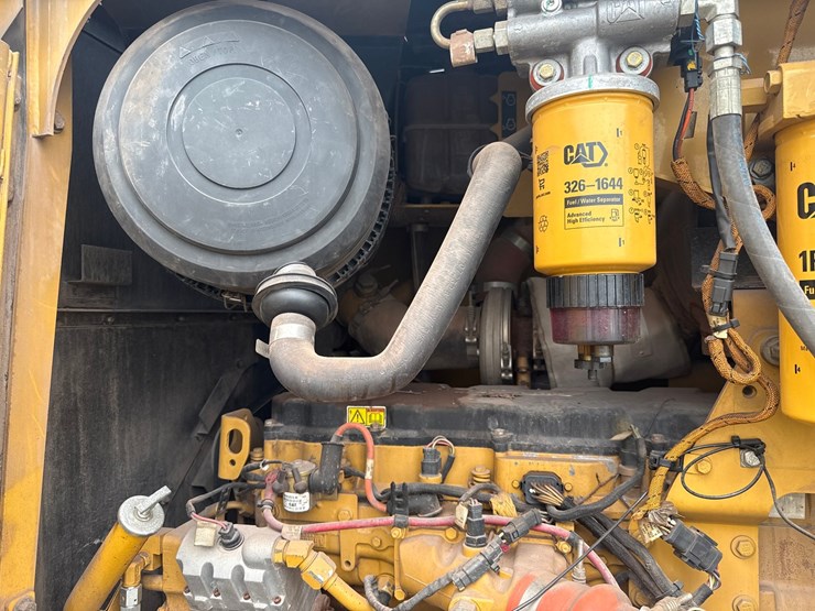 caterpillar-160m-awd-image-80