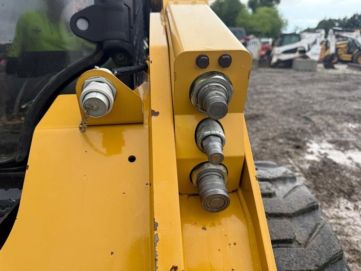 2015-caterpillar-262d-image-11