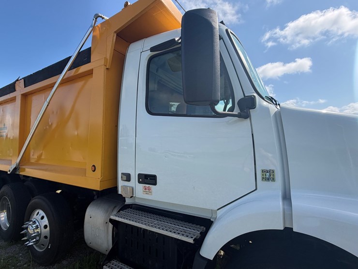 #258-•-2015-volvo-vnm-tri-axle-dump-truck-image-17