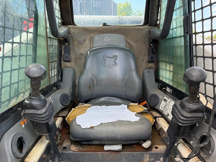 2004-bobcat-t300-image-19
