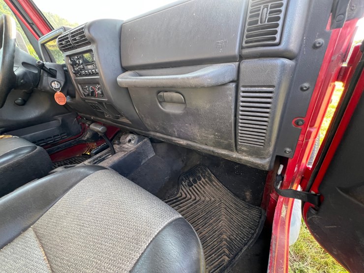 1999-jeep-wrangler-image-25