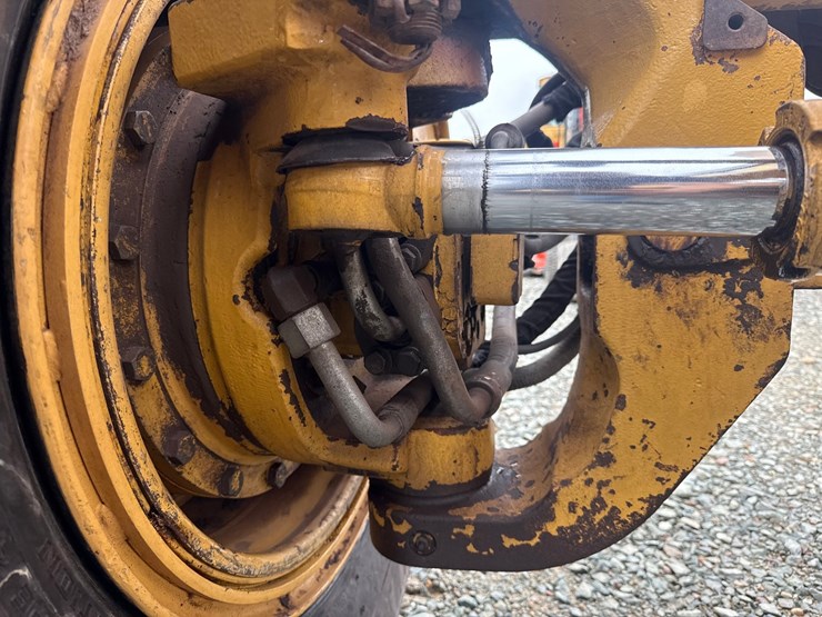 caterpillar-160m-awd-image-19