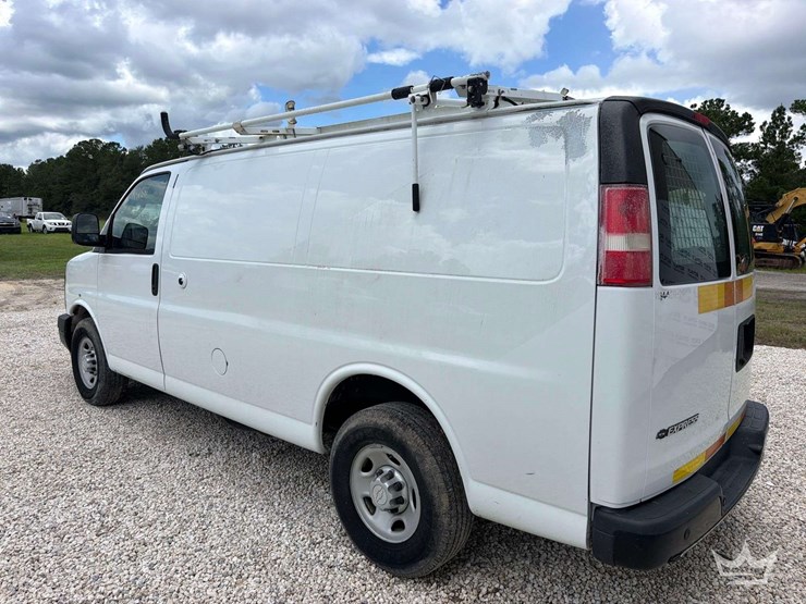 2017-chevrolet-express-2500-image-4