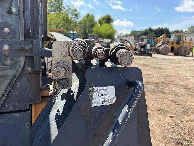 2014-deere-326e-image-11