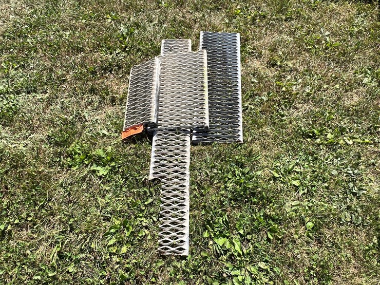 #5723-•-(4)-pieces-of-steel-grating-image-3