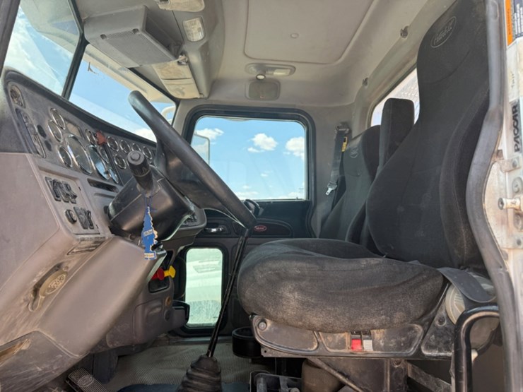 2015-peterbilt-389-image-15