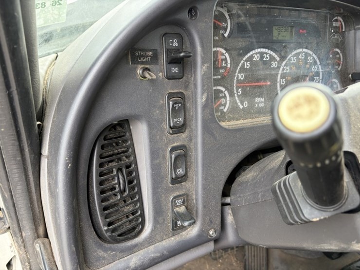 2013-freightliner-114sd-image-49