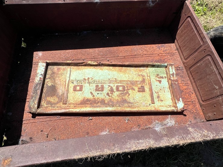 #5737-•-misc.-car-frame-and-box-and-antique-ford-tailgate-image-9
