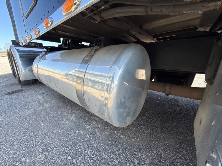 2018-peterbilt-579-image-42