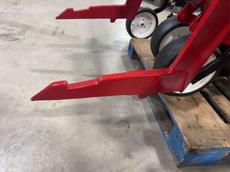 international-harvester-fast-hitch-two-row-cultivator-with-tunnel-shields-image-4