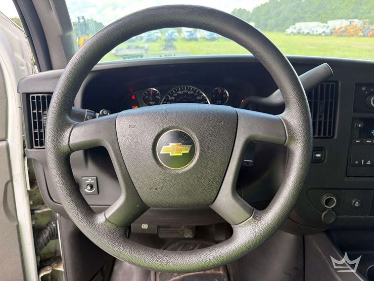 2017-chevrolet-express-2500-image-13