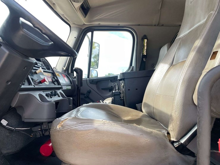 2014-freightliner-108sd-image-10