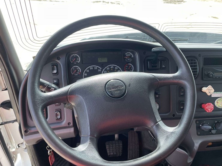 2014-freightliner-108sd-image-12