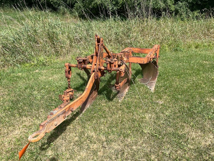 #1639-•-allis-chalmers-moldboard-plow-image-3