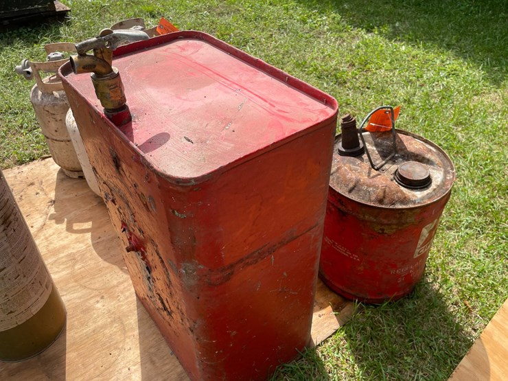 #1662-•-(3)-vintage-metal-gas-cans-image-6