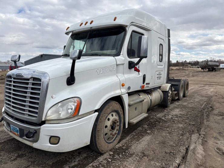 2014-freightliner-cascadia-tri--axle-image-1