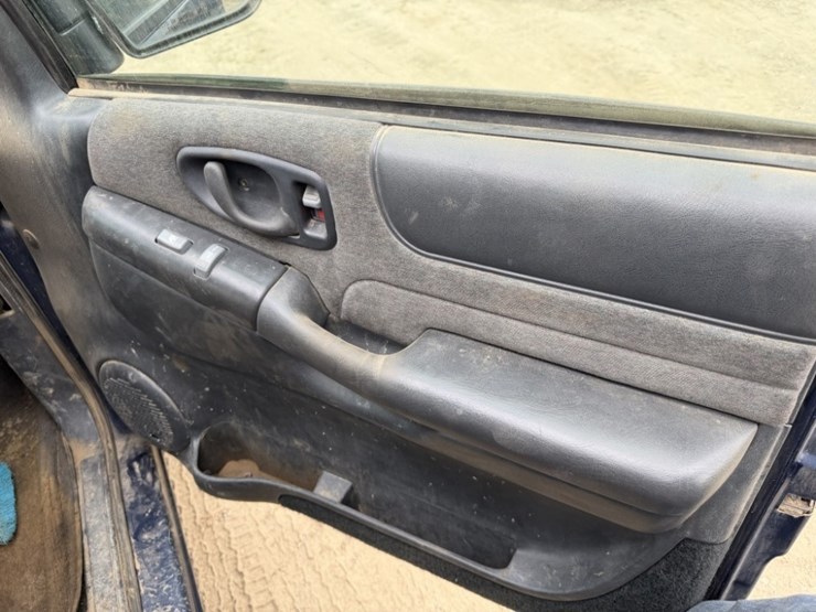 2001-gmc-sonoma-crew-cab-pickup-image-23