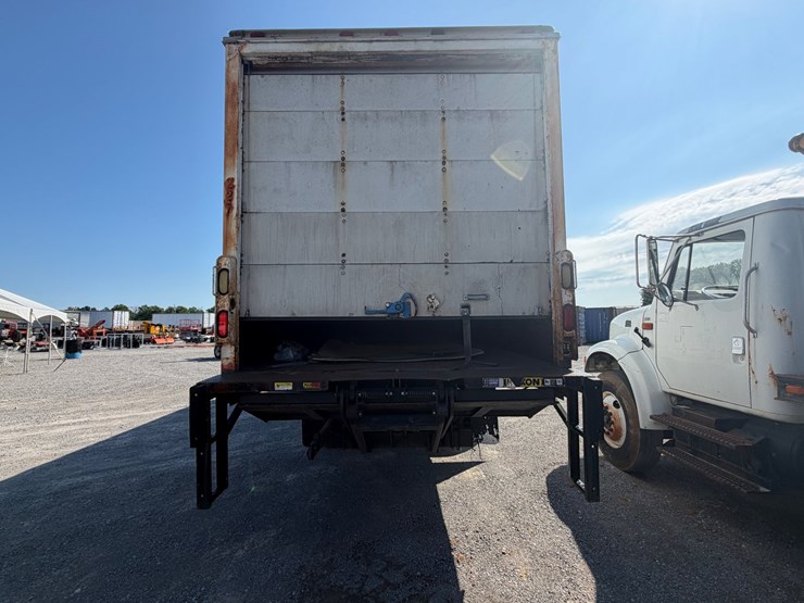 1997-freightliner-fl112-image-5