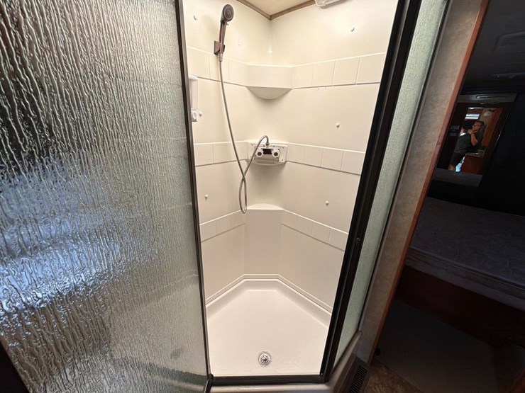 #206-•-2008-coachman-383fws-cross-country-motorhome-image-18