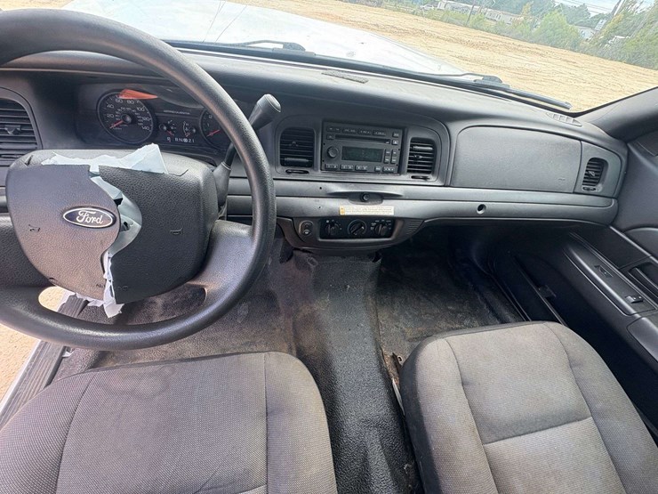 2009-ford-crown-victoria-4-door-sedan-(44,660-miles)-image-14