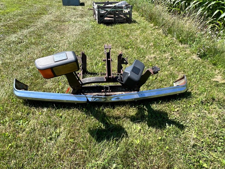 #5700-•-snow-plow-bracket-off-a-pick-up-truck-image-1