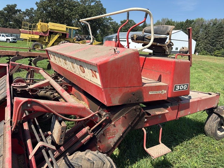 hesston-300-image-4