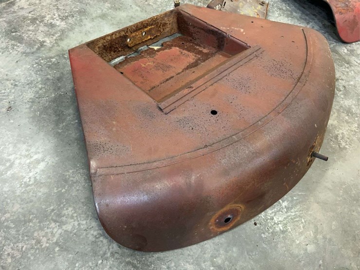 international-harvester-544-fenders-and-battery-holder-image-4