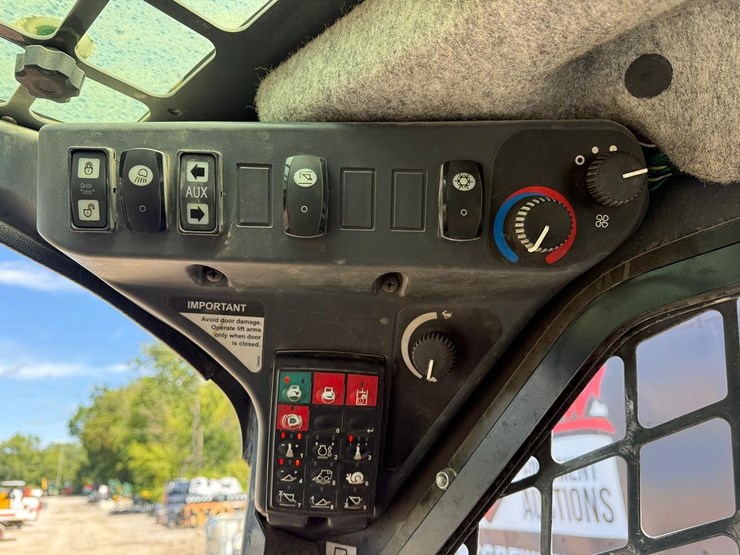 2014-deere-326e-image-20