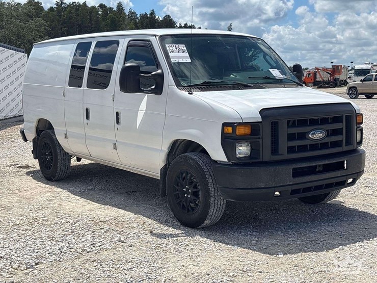 2013-ford-cargo-image-1