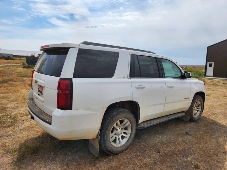 2015-chevrolet-tahoe-lt-image-25
