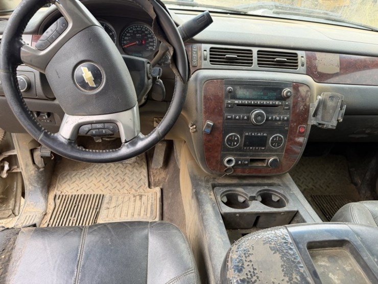 2011-chevrolet-silverado-2500-image-24