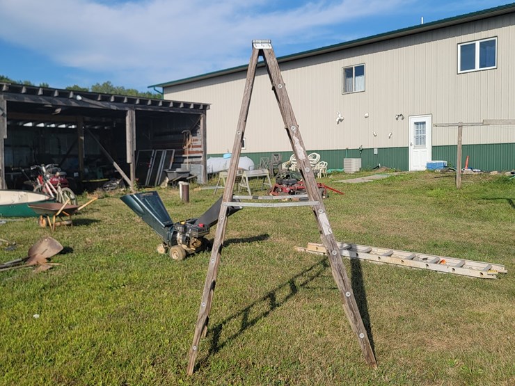 #5743-•-8'-wooden-ladder-image-2