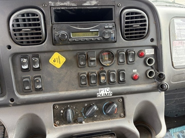 2013-freightliner-114sd-image-53