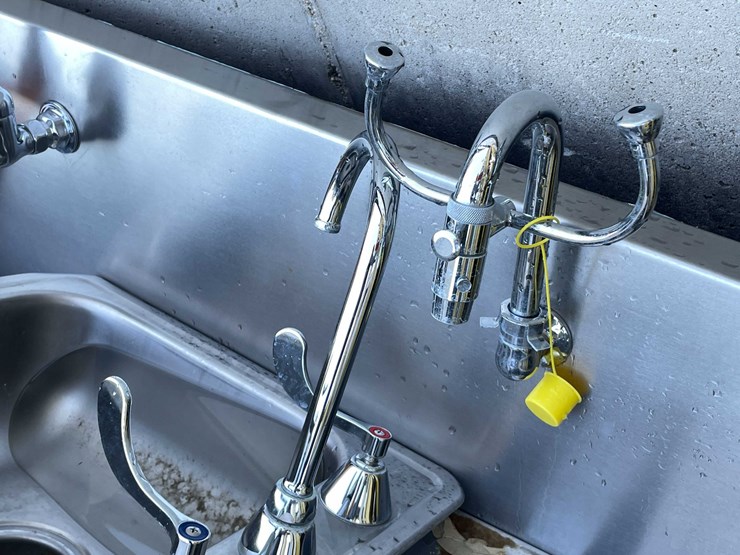 #9132-•-(3)-stainless-steel-sinks-with-eyewash-stations-(o3)-image-5