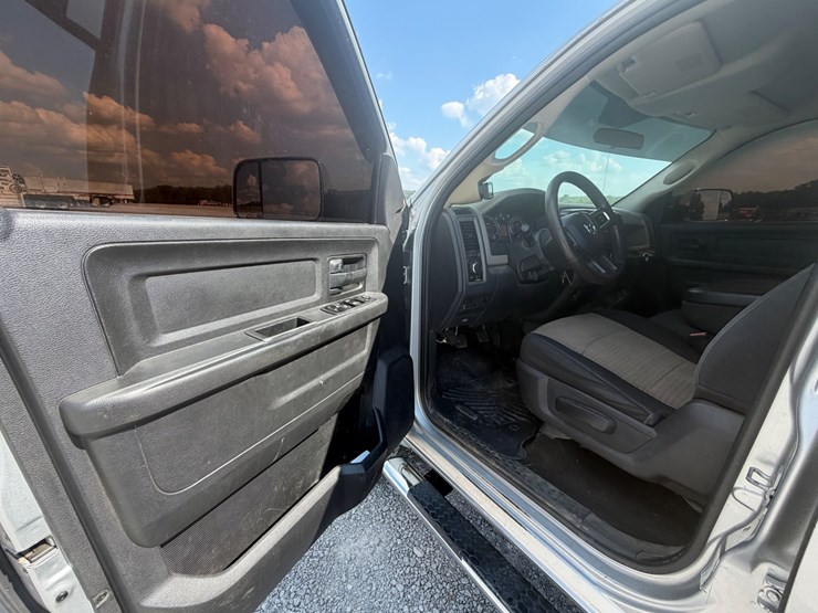 2011-dodge-ram-3500-image-19