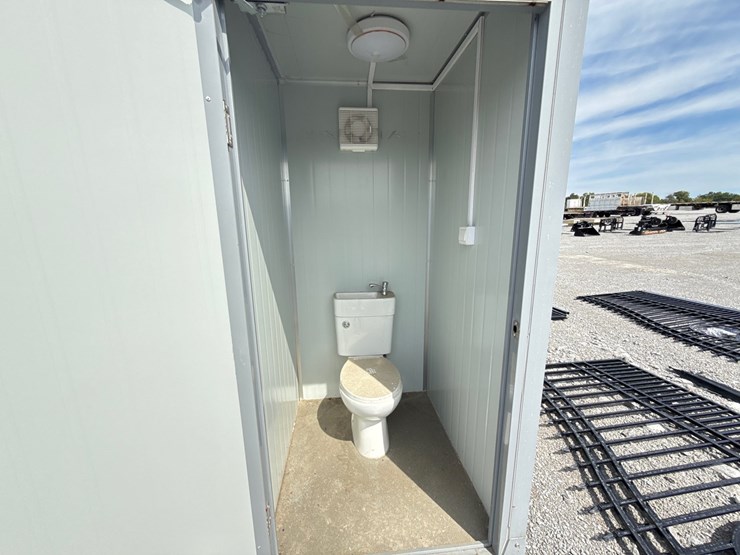#395-•-portable-restroom-image-5