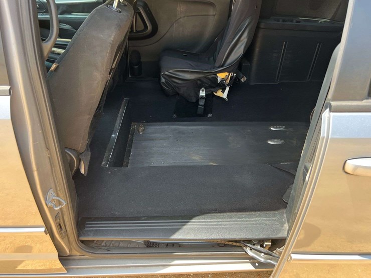 2015-dodge-grand-caravan-image-38