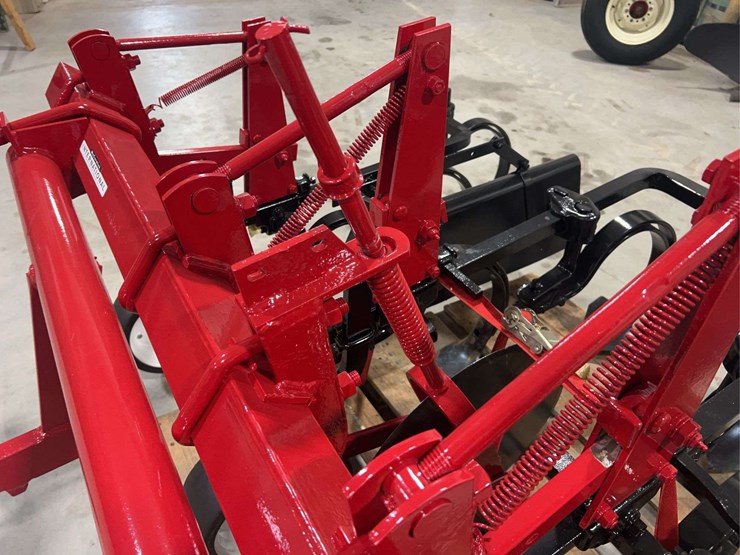 international-harvester-fast-hitch-two-row-cultivator-with-tunnel-shields-image-34